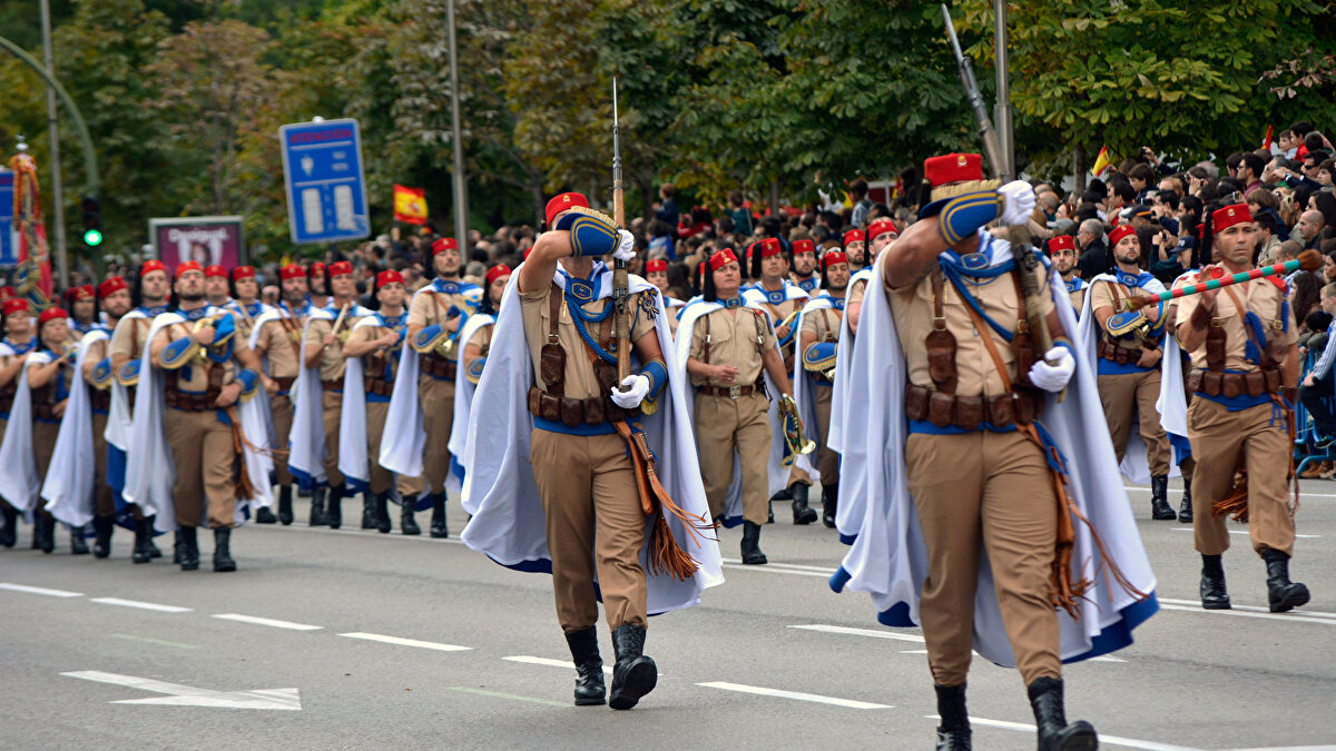 Las velocidades del desfile de la Fiesta Nacional: de los 15 km/h de los vehículos a los 4,32 Km/h de los Regulares