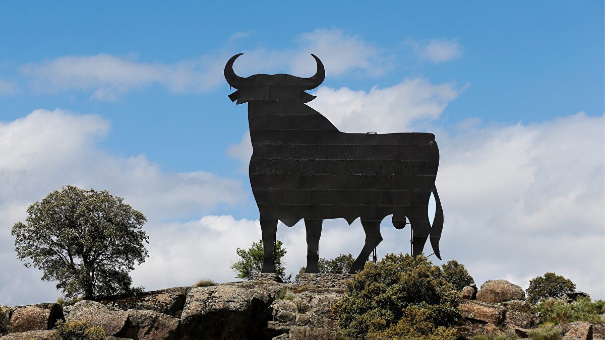 Los cachorros proetarras de Bildu se cargan el último toro de Osborne del País Vasco por  españolista 