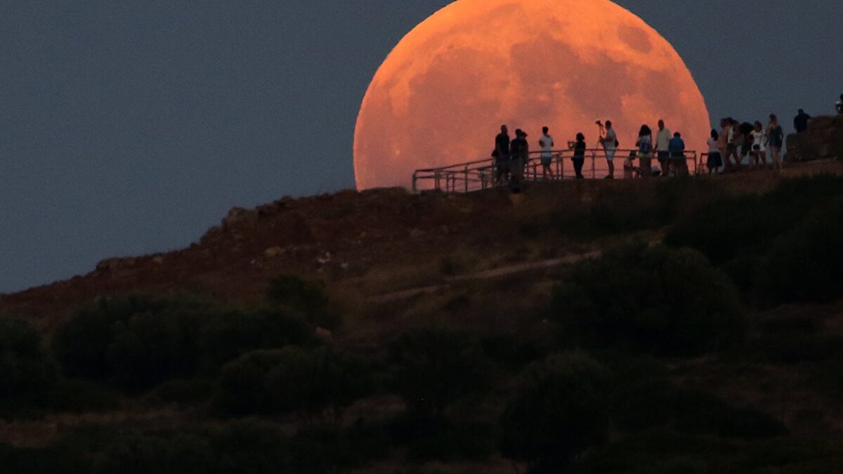 La primera luna llena de 2026 coincidirá con las Cuadrántidas y el momento de mayor cercanía al Sol