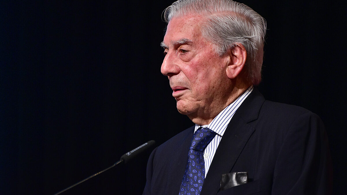 Dos españoles, entre los seis finalistas del Premio Vargas Llosa dotado con 100.000 dólares