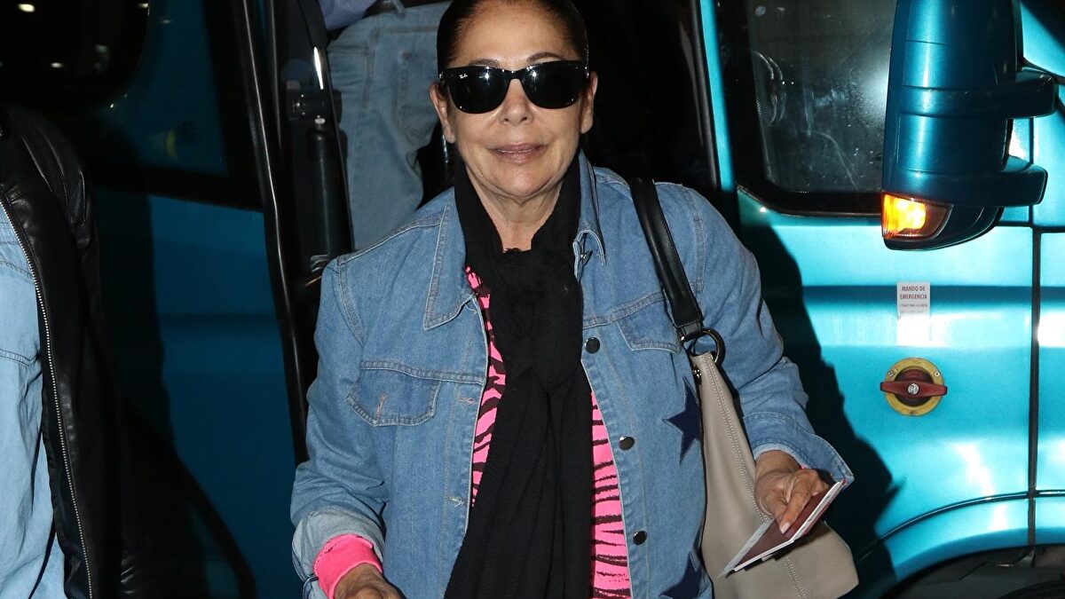 Crónica Rosa: Isabel Pantoja hace cola para obtener el visado que la dejará actuar en Estados Unidos