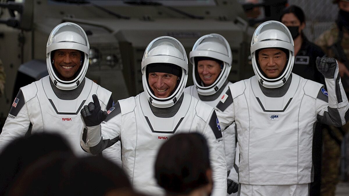 El cerebro "terrestre" de los astronautas: la ciencia descubre por qué nos cuesta tanto soltar objetos en el espacio