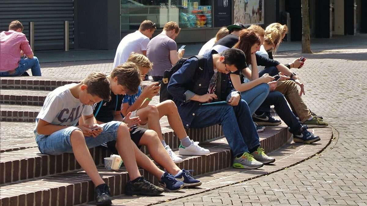 Ni con permiso paterno: la dura ley australiana que inspira el veto de Sánchez a las redes