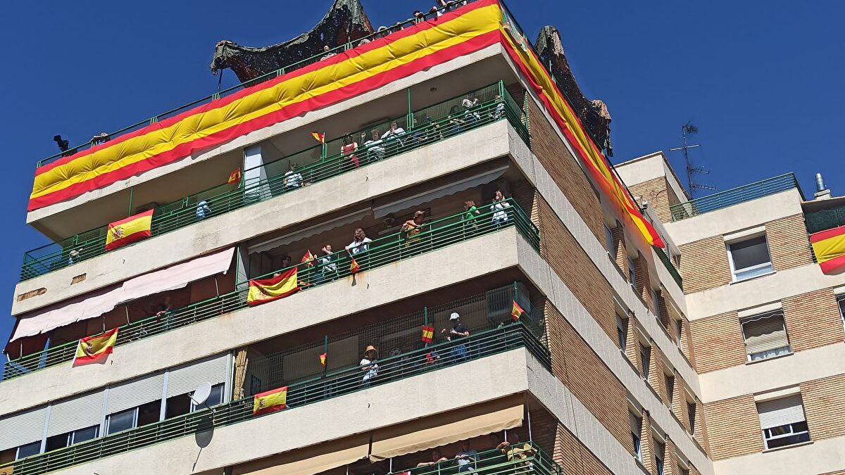 Colocar la bandera de España en el balcón en el Día de la Hispanidad: ¿qué dice la ley?