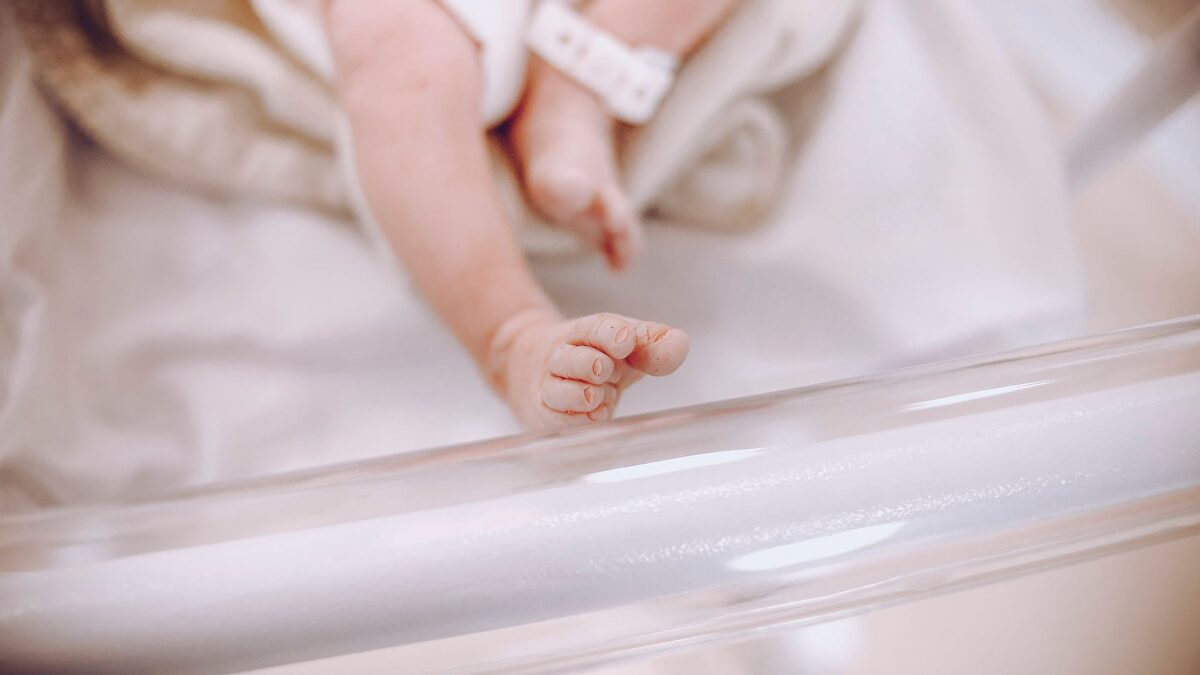 El peligroso mito de poner a los bebés al sol en la ventana