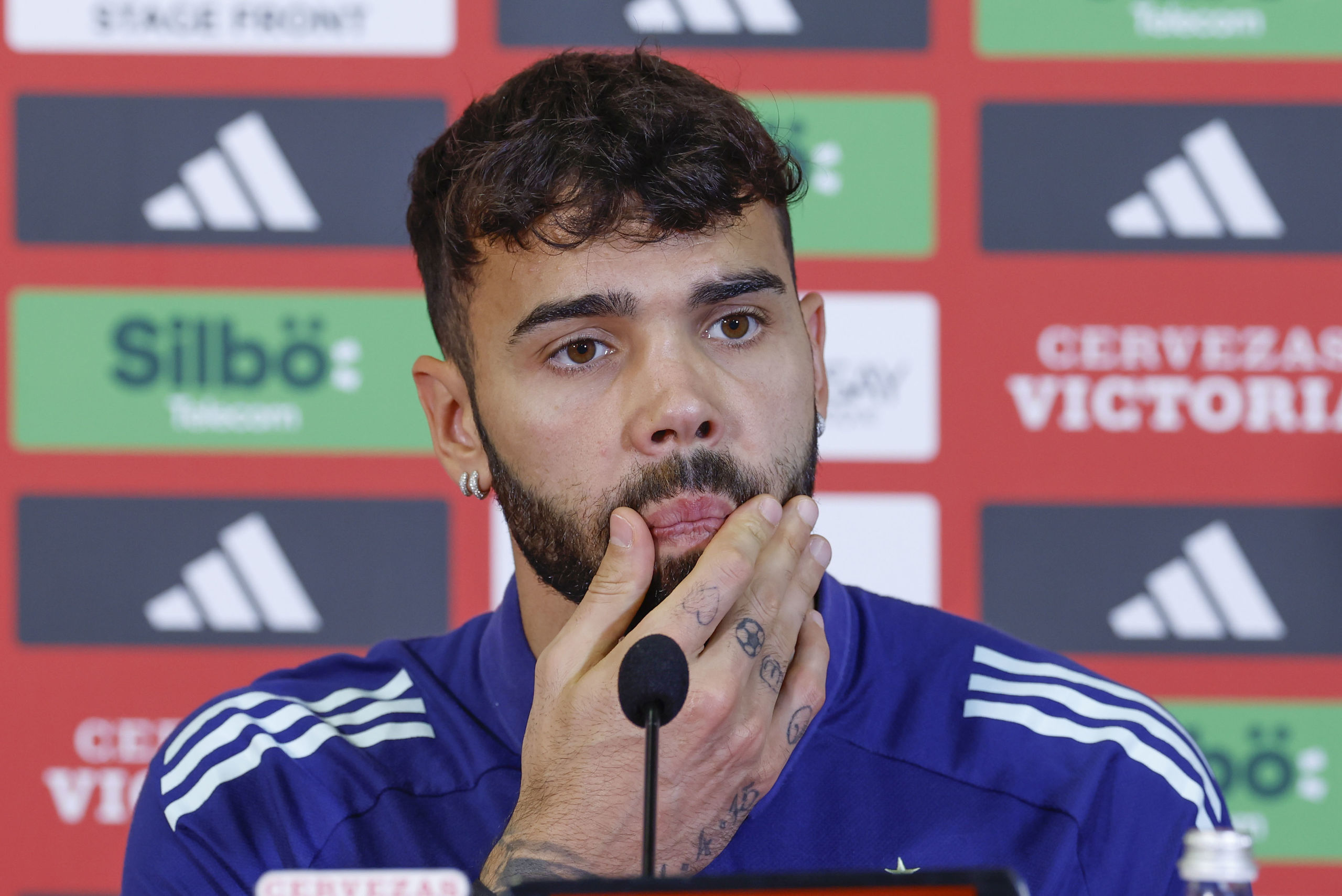 "Se le ningunea porque juega en el Arsenal"