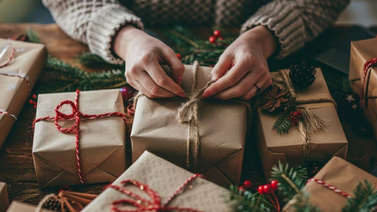 Más allá de perfumes y corbatas: este es el nuevo regalo que triunfa en Navidad