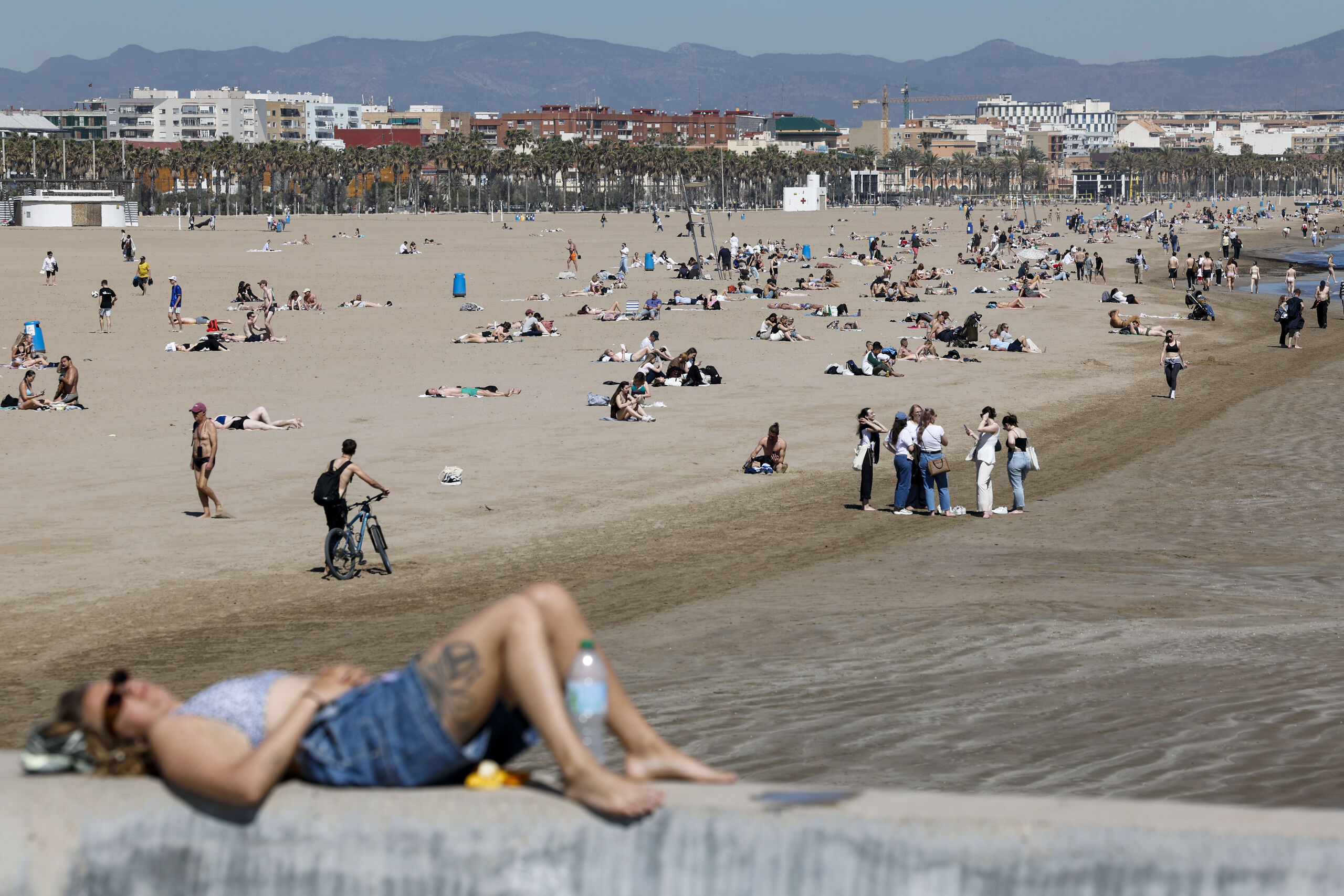 Valencia ofrece en sus playas pulseras para localizar a menores extraviados y kits de emergencia para víctimas de hurtos