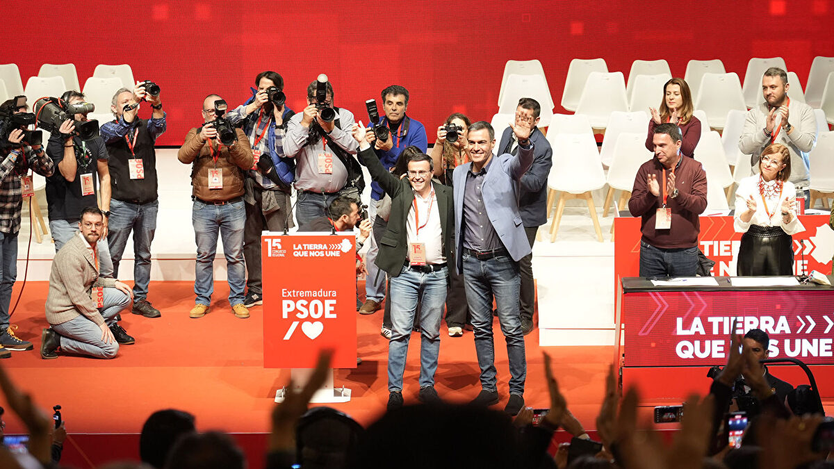 El PSOE cierra filas con Gallardo pero procurará silenciar su imputación en campaña
