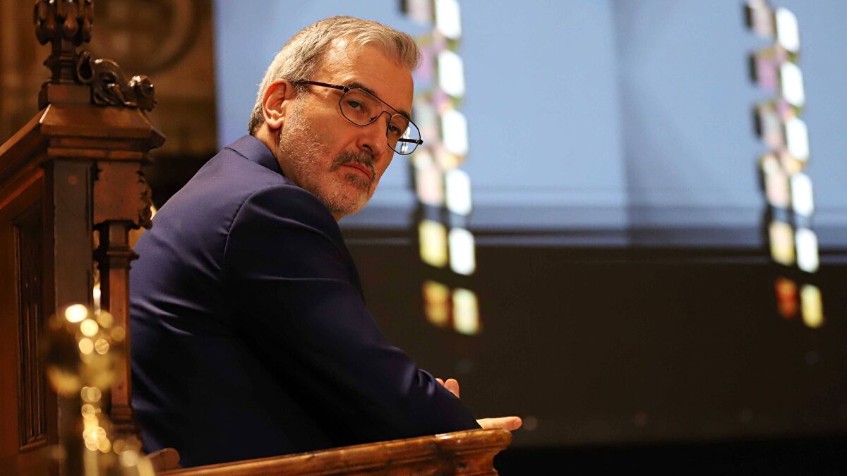 El Ayuntamiento de Barcelona cuelga pancartas contra Israel y lo tilda de 'gobierno genocida'