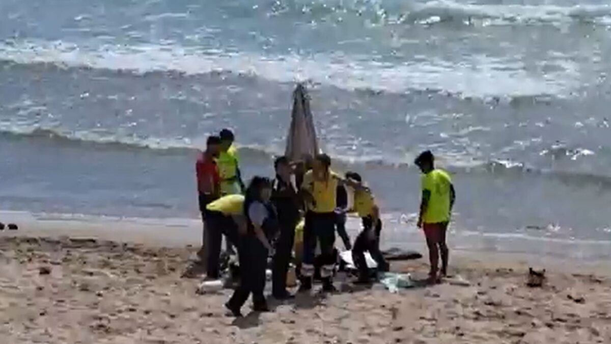 Un anciano en estado crítico tras ser rescatado del mar en la playa de Las Canteras