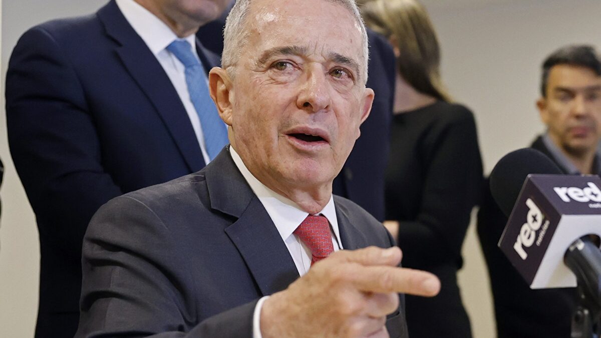 La Justicia de Colombia absuelve al expresidente Álvaro Uribe del delito de soborno