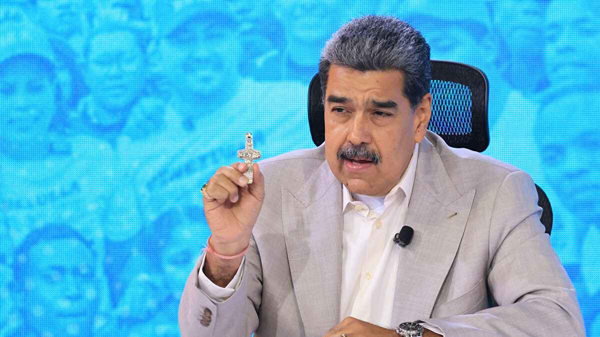 Maduro, desatado, llama 'bruja demoníaca' a la opositora y premio Nobel de la Paz, María Corina Machado