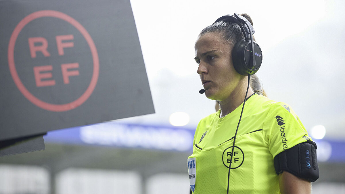 El FVS o 'VAR híbrido' con tarjeta verde, gana terreno en el fútbol profesional