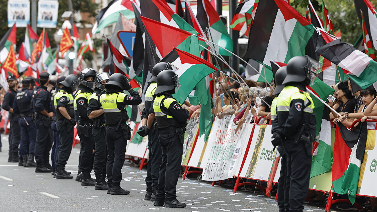 La Comisión Antiviolencia pide 38 sanciones por el ataque en la Vuelta que Sánchez jaleó y calificó de "pacífico"