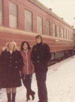 Cristina Losada, en el centro, con dos trabajadores del Transiberiano.