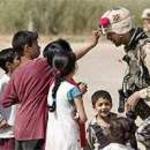 Niños iraquíes recibiendo a un soldado aliado