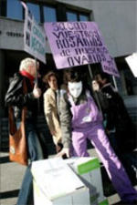 Abortistas pidiendo la cremación de la Conferencia Episcopal