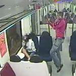 Sergi Xavier M. M., justo antes de patear la cara a la menor ecuatoriana.