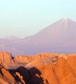 El Valle de la Luna. Al fondo, el volcán Licancabur (5.916 metros).