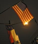 Las banderas de Texas y EEUU, en una calle de Austin.