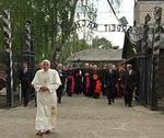 Benedicto XVI en Auschwitz, donde se preguntó por el silencio de Dios