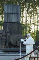 Benedicto XVI en pronunciando su discurso de Auschwitz