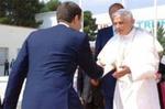 Benedicto XVI es recibido por Zapatero en el aeropuerto