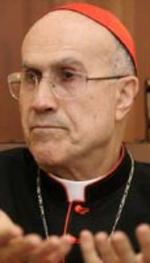 El cardenal Tarcisio Bertone