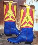 Unas camperas decoradas con los colores de la bandera de Arizona.