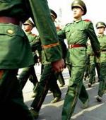 Imagen parcial de un desfile de militares chinos.