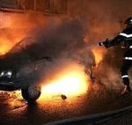 Uno de los miles de coches que han quemado los vándalos en Francia.