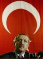 El Primer Ministro de Turquía en una rueda de prensa con la bandera de su país de fondo