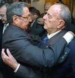 Raúl Castro y Manuel Fraga, fundidos en un abrazo.