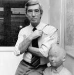Hergé, junto a un busto de Tintín.