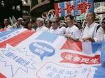 El cardenal Joseph Zen encabezando una manifestación a favor de la democracia en Hong Kong