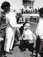 Juan Pablo II reprendiendo a Ernesto Cardenal, demostración de su carácter fascista