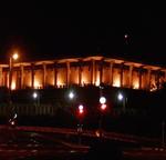 Vista nocturna de la sede del Parlamento israelí (Knéset).