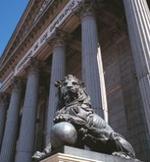 Uno de los leones que custodian el Congreso de los Diputados.
