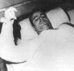 McCain, prisionero de guerra en Vietnam, tras sufrir un accidente con su A4