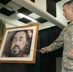 El general Caldwell muestra una foto del cadáver de Zarqaui.