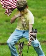 Un niño rinde tributo, durante un Memorial Day, a los caídos en combate.