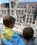 Dos niños contemplan los preparativos en la plaza Marienplatz para la visita del papa Benedicto XVI a Múnich