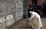 Benedicto XVI rezando ante el paredón de la muerte en Auschwitz