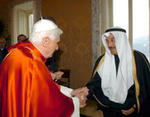El Papa saluda a uno de los embajadores que recibió en Castelgandolfo