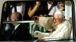 El Papa saluda a los fieles en Ratisbona desde el papamóvil