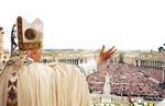 Benedicto XVI en su primera bendición urbi et orbe