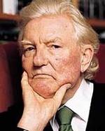 El historiador Paul Johnson mide 1,85