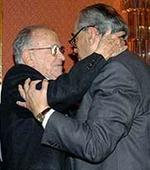 Peces Barba, mal rector y peor comisionado, abrazando a Carrillo