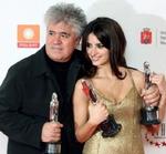 Pedro Almodóvar y Penélope Cruz triunfan en Europa